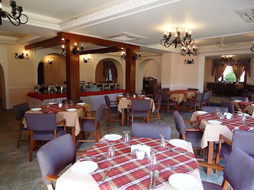 Cama Rajputana Club Resort Mount Abu Exterior photo